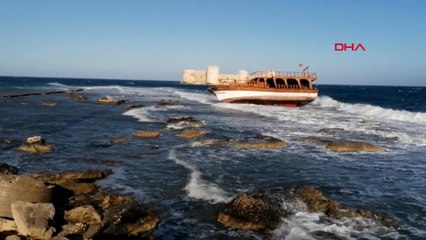 Fırtınada sürüklenen tekne karaya oturdu