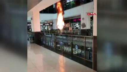 AVM tavanında alev alan avize, zemine düştü