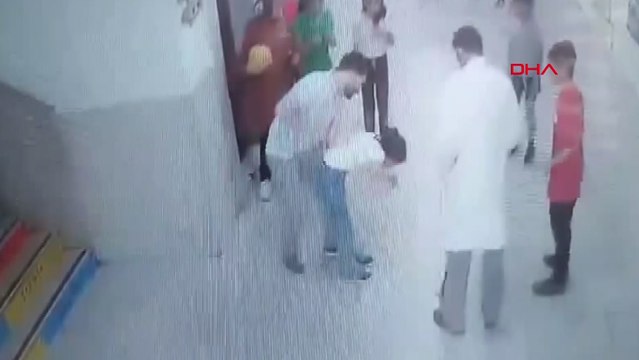 Boğazına simit takılan öğrencisini ‘Heimlich’ manevrasıyla kurtardı