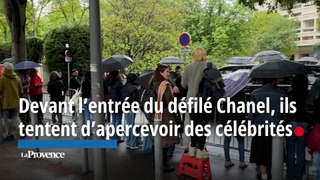À Marseille, devant la Cité Radieuse ils sont une vingtaine à attendre à la sortie du défilé Chanel