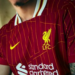 محمد صلاح يتصدر إعلان قميص ليفربول للموسم الجديد