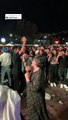 Señora se roba miradas en concierto