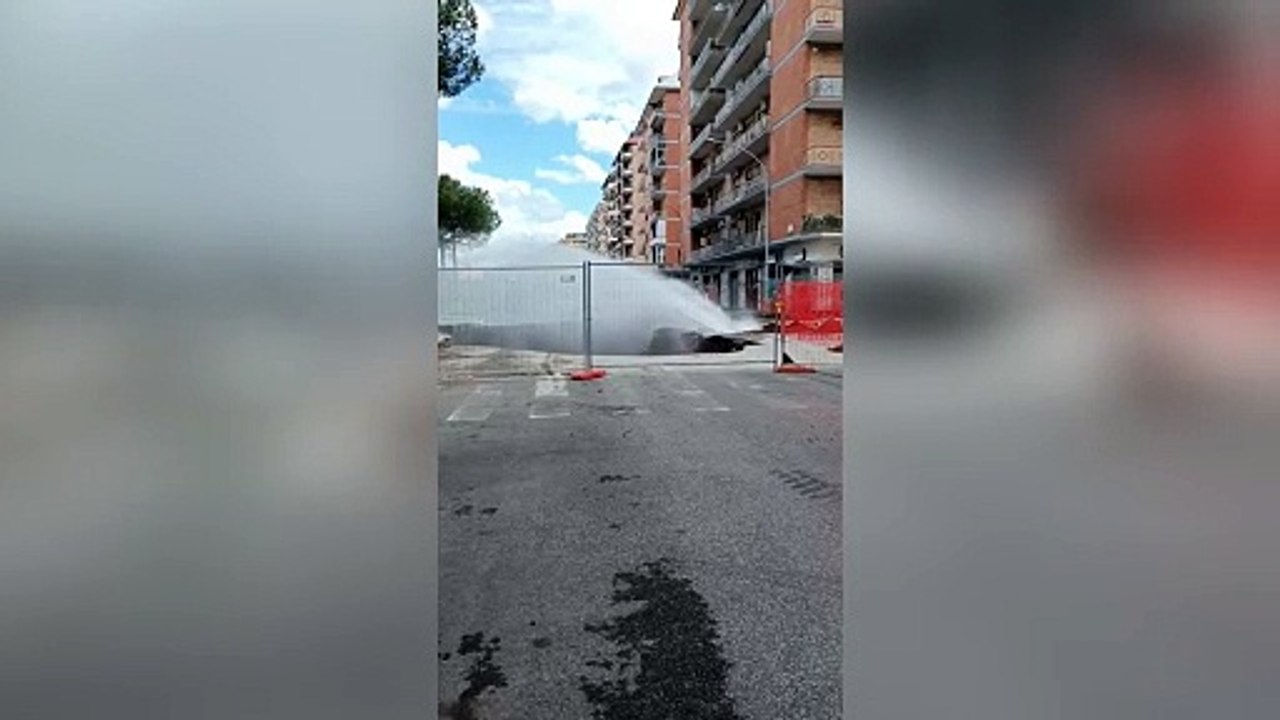 Roma, le immagini impressionanti del geyser d'acqua dalla voragine al Quadraro