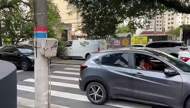 Caminhão enroscado no fio combinado com obra causam caos em uma das principais avenidas de Florianópolis