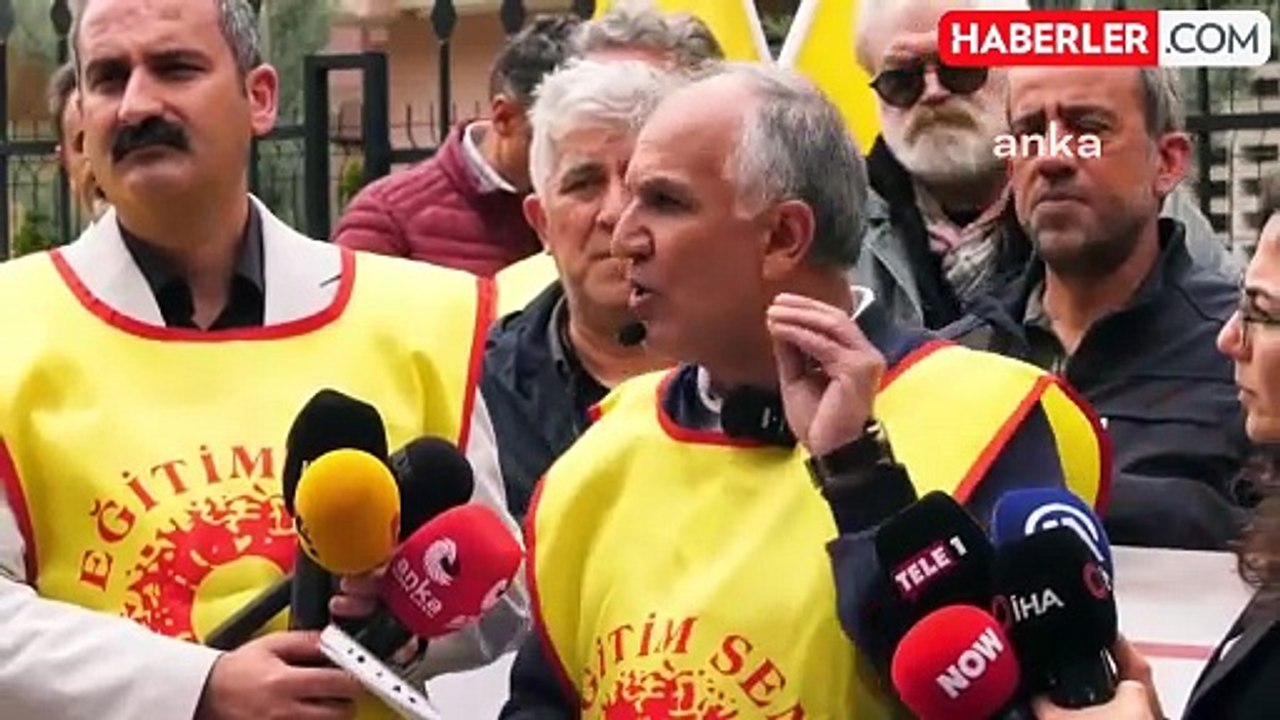 Eğitim Sen'den MEB Önünde 'Müfredat' Protestosu: "Laiklik ve Bilim Karşıtı Müfredatı Reddediyoruz"