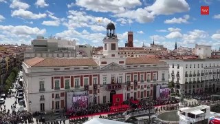 El cielo de Madrid se viste de rojo y gualda en el 2 de Mayo