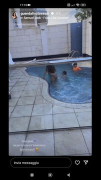 piscina sotto la pioggia per bimbi a dubai