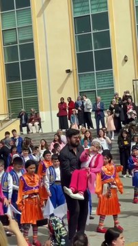 Bir ilkokul öğretmeni özel gereksinimli öğrencisi ile erik dalı oynarken bu muhteşem görüntüleri ortaya çıkartmış