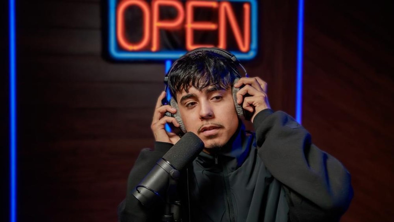 Ivan Cornejo "Baby Please" (En Vivo) | Genius Open Mic