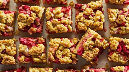 Strawberry-Rhubarb Crumble Bars Are Showcasing Spring's Finest Fruit