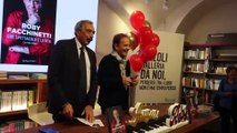 Roby Facchinetti, l'omaggio a sorpresa delle fan alla libreria Feltrinelli