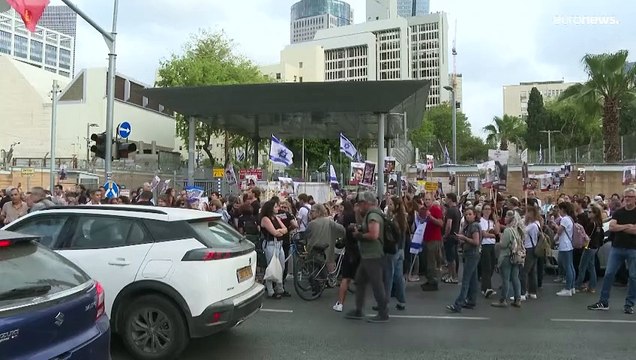 شاهد: مظاهرة لأهالي الرهائن الإسرائيليين خارج مقر الجيش في تل أبيب