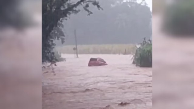 Homem desaparece após ter carro arrastado por enxurrada no Meio-Oeste de SC