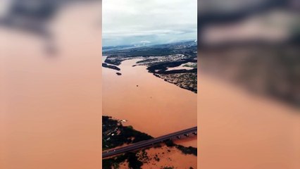 Tải video: Fuertes lluvias provocan graves inundaciones en Brasil