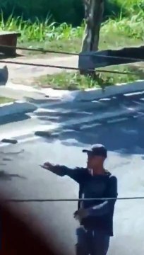 VÍDEO: Assaltantes são flagrados em roubo de motocicleta
