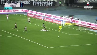 VÍDEO: Sozinho, meia do Vitória escorrega e desperdiça gol na Copa do Brasil; assista