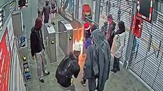 En video: encapuchados prendieron fuego a estación de Transmilenio frente a la Universidad Nacional