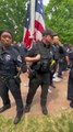 Policía escupe bandera palestina durante protestas en estados Unidos