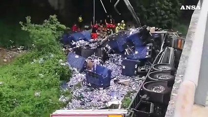 Tir cade da un viadotto in provincia di Avellino