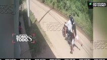 JOVEN ES ATRACADA POR DELINCUENTES EN MOTO