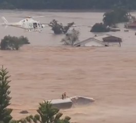 Família fica presa no telhado após desabamento no RS 🚁
