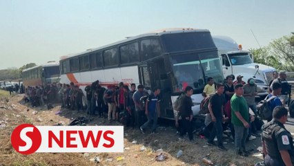 Download Video: Hundreds of US-bound migrants found in abandoned buses southeast of Mexico