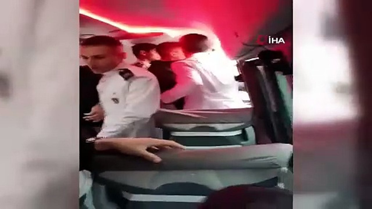 Minibüs şoförleri özel servis kiralayan üniversite öğrencilerine kızdı, yol keserek darp etti