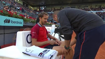 Скачать видео: Medvedev retires to send Lehecka into Madrid semis