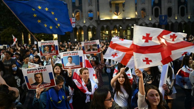 Zehntausende Menschen protestieren in Georgien gegen russisches Gesetz