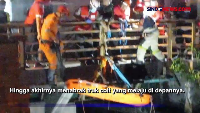 Truk Trailer Melintang di Semarang Usai Seruduk Mobil Colt Diesel hingga Tercebur ke Sungai
