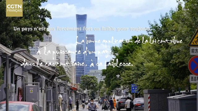 Comment un bureau de la justice dans les hutongs de Beijing sensibilise-t-il des habitants aux questions juridiques à l'aide de l'Opéra de Pékin ?