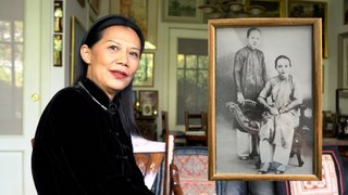 Marguerite Duras : sur les traces de la jeune Vietnamienne qui pose à ses côtés