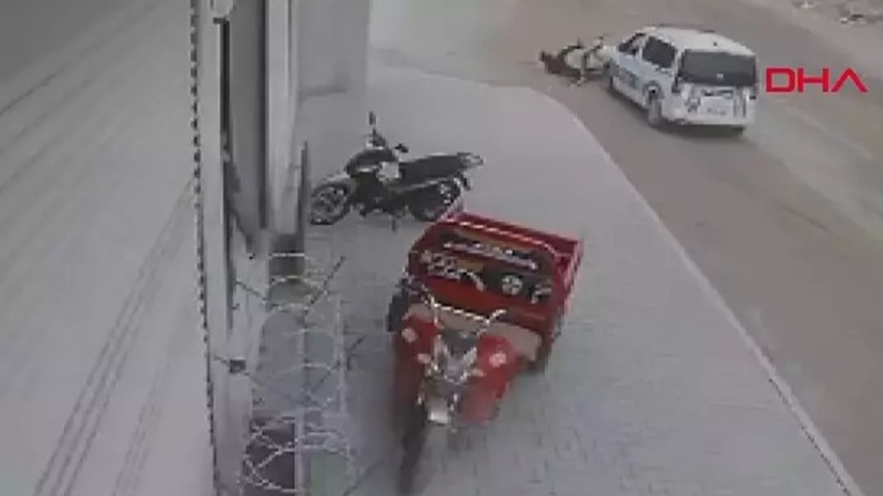 Adana’da polis, şüphelileri bindikleri motosiklete çarparak yakaladı