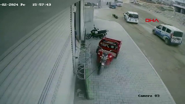 Adana'da 'dur' ihtarına uymayıp kaçan 2 şüpheliyi polis çarparak durdurdu