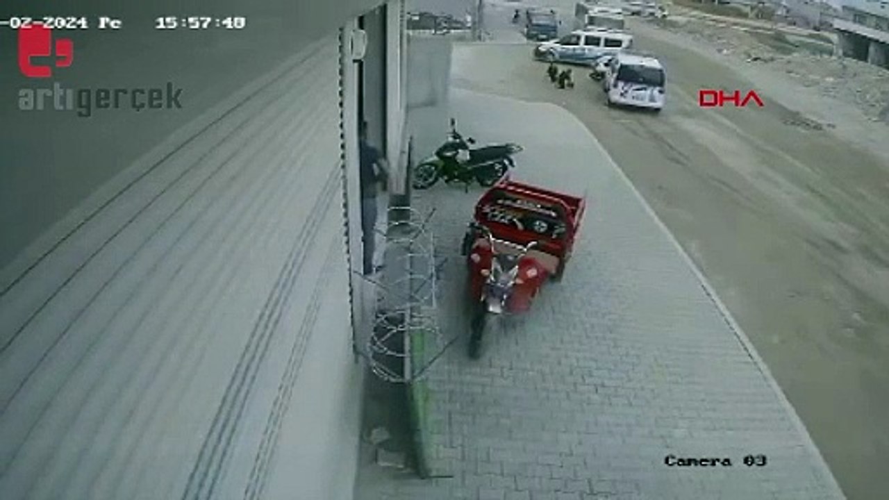 Polis, şüphelileri bindikleri motosiklete çarparak yakaladı