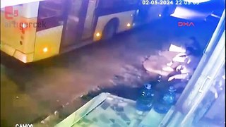 Otobüsten inen yolcuya motosiklet çarptı