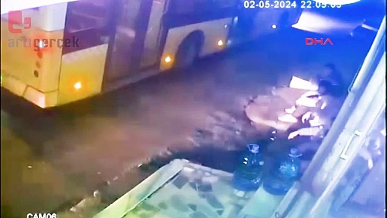 Otobüsten inen yolcuya motosiklet çarptı