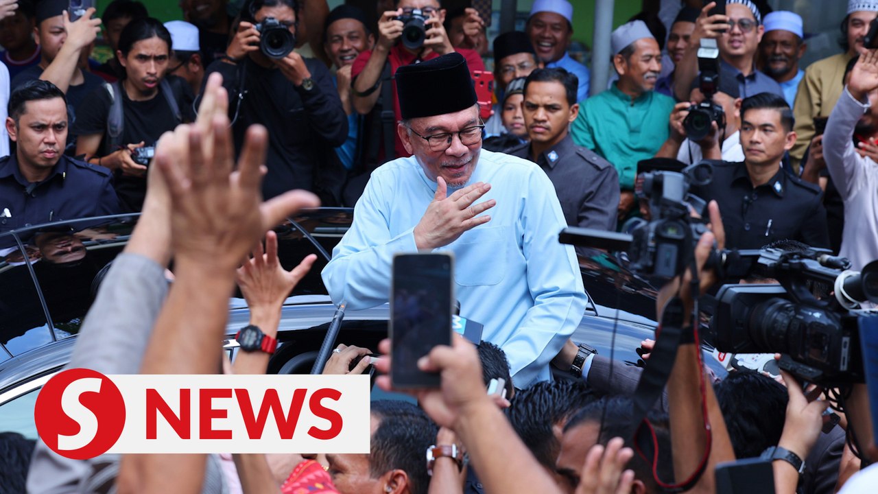 Anwar performs Friday prayers at Kg Sungai Mera...