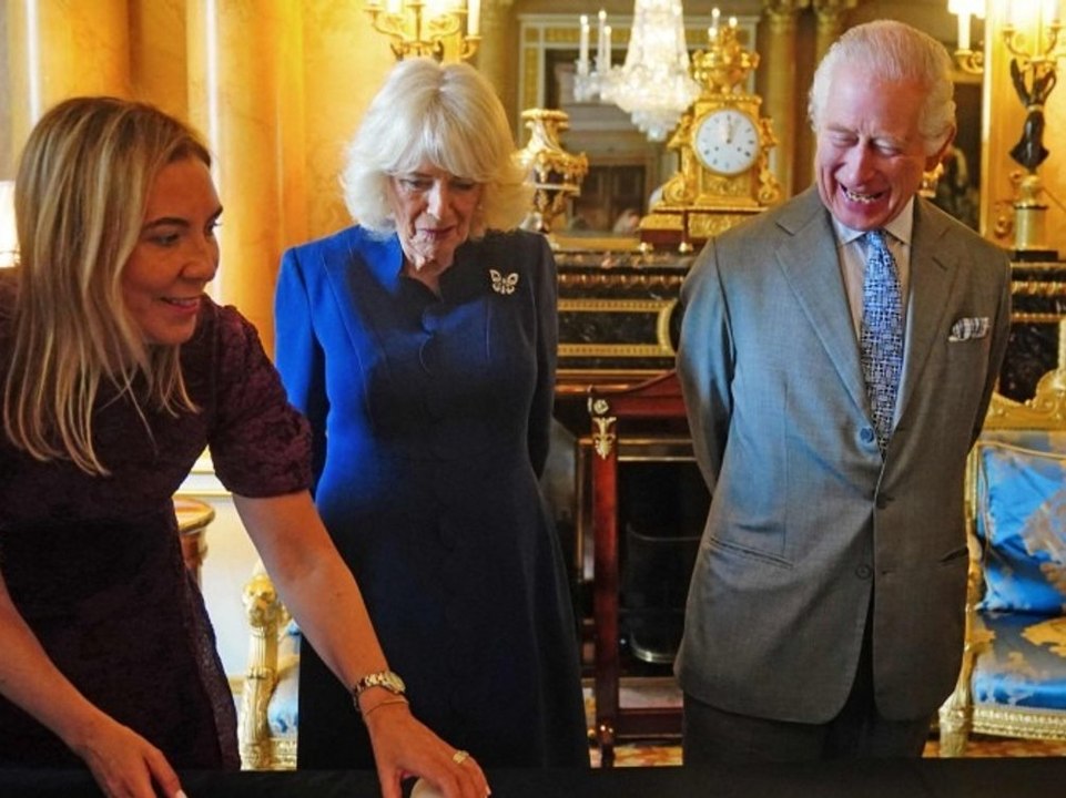Charles und Camilla erhalten 'kilometerweite' Coronation Roll