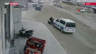 Polis, 'dur' ihtarına uymayan motosikleti çarparak durdurdu