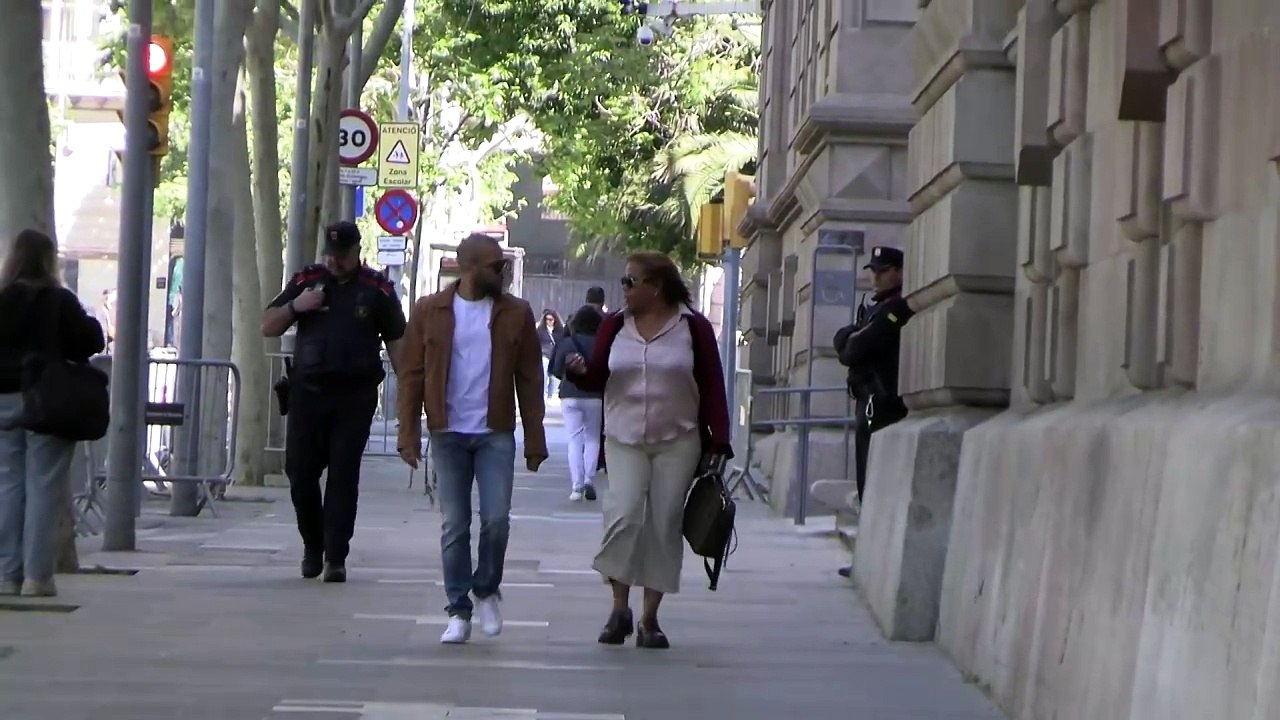 Dani Alves es increpado al grito de "violador" a su llegada a la Audiencia de Barcelona