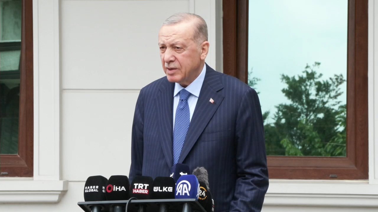 Cumhurbaşkanı Erdoğan, cuma namazı sonrası gazetecilerin sorularını yanıtladı