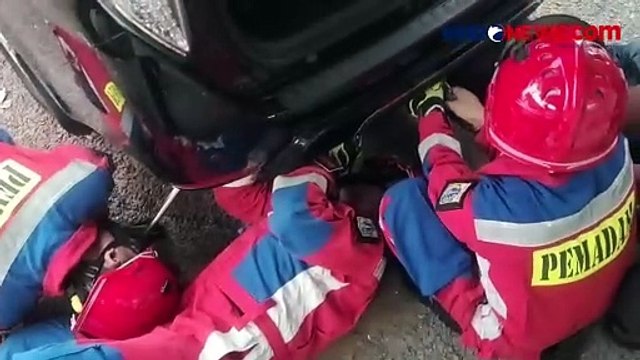 Ular Sanca Sepanjang 5 Meter Bersembunyi di Mobil Warga Jatinegara