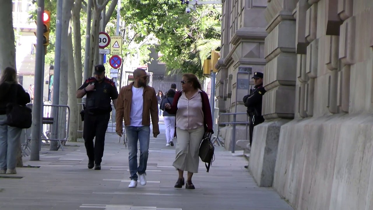 Dani Alves es increpado al grito de "violador" a su llegada a la Audiencia de Barcelona