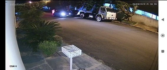 Momento em que o corpo da vítima é transferido de um automóvel para outro, em Iporã