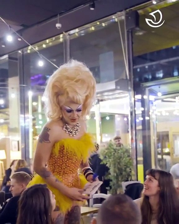 La maire de Paris Anne Hidalgo condamne "les propos homophobes et transphobes" visant la drag queen Minima Gesté, sélectionnée comme porteuse de la flamme olympique lors de son passage dans la capitale, les 14 et 15 juillet