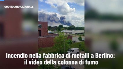 Скачать видео: Incendio nella fabbrica di metalli a Berlino: i video della colonna di fumo