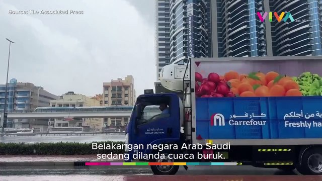 Detik-detik Atap Masjid di Universitas King Fahd Roboh