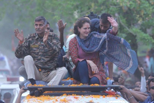 Video: आगरा में प्रियंका गांधी का रोड शो, बीजेपी पर साधा निशाना