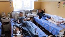 Zelensky visita ospedale, medaglie ai soldati feriti